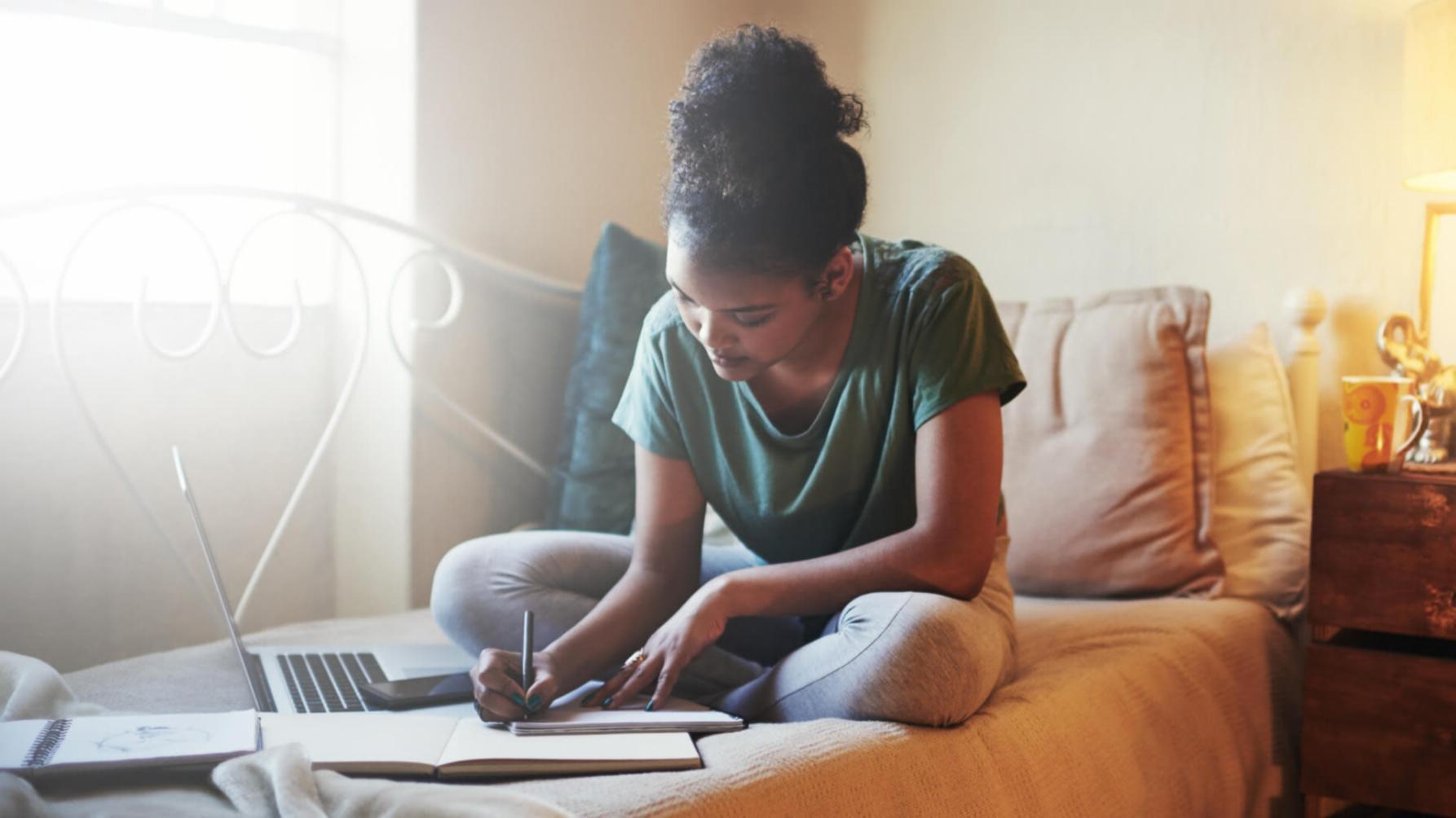 Kreative Arbeitsumgebung mit Materialien und Werkzeugen