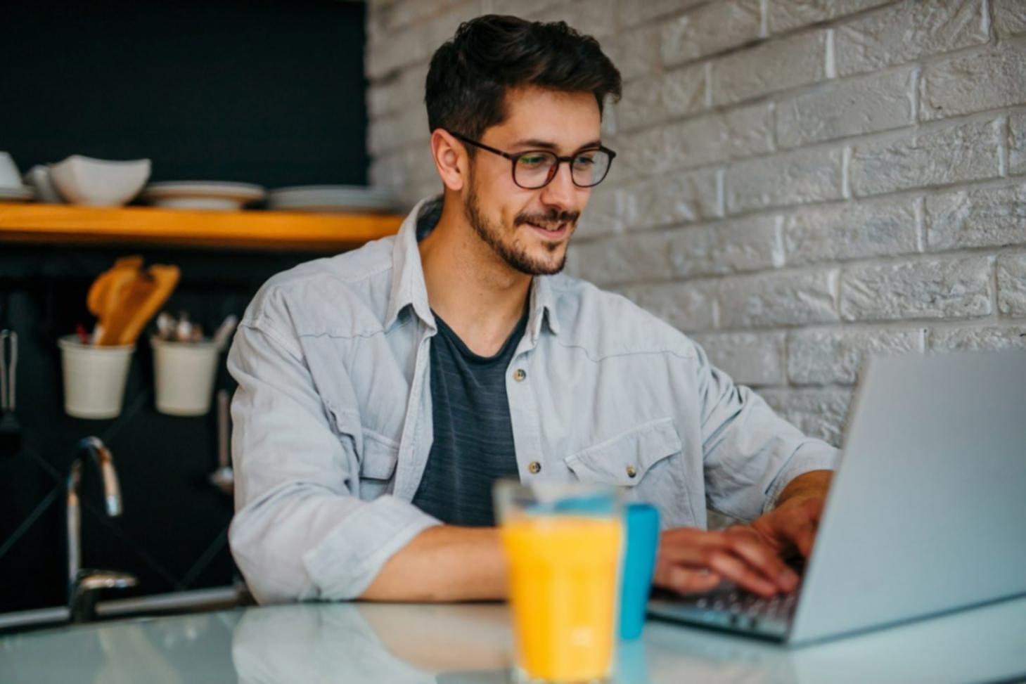 Werkzeuge und Materialien für kreative Arbeit