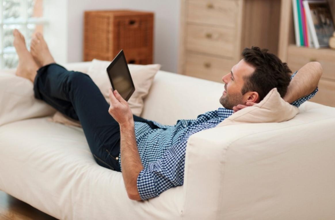 Kreative Arbeitsumgebung mit Werkzeugen und Materialien